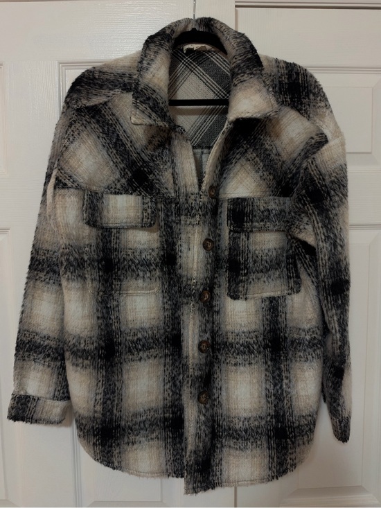 La Hearts Jackets & Blazers - La Hearts Black and Cream Plaid Shacket - Size Medium/Large